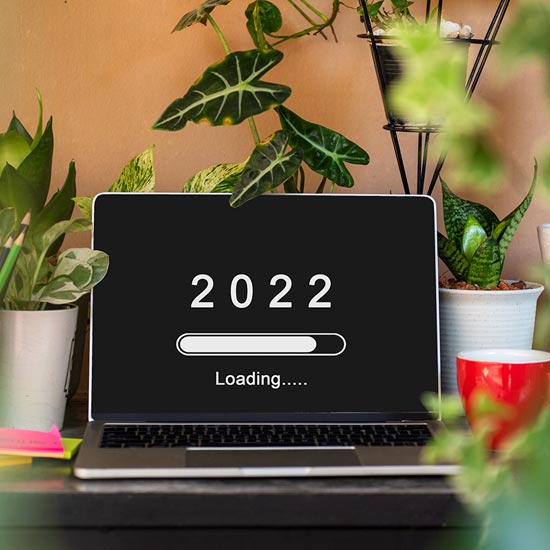 2022: Die zehn wichtigsten Trends für Unternehmer:innen Computer auf dem Schreibtisch läd das Jahr 2022