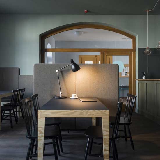 5 spektakuläre Offsite-Locations in Brandenburg Innenasicht Coworking Oderbruch