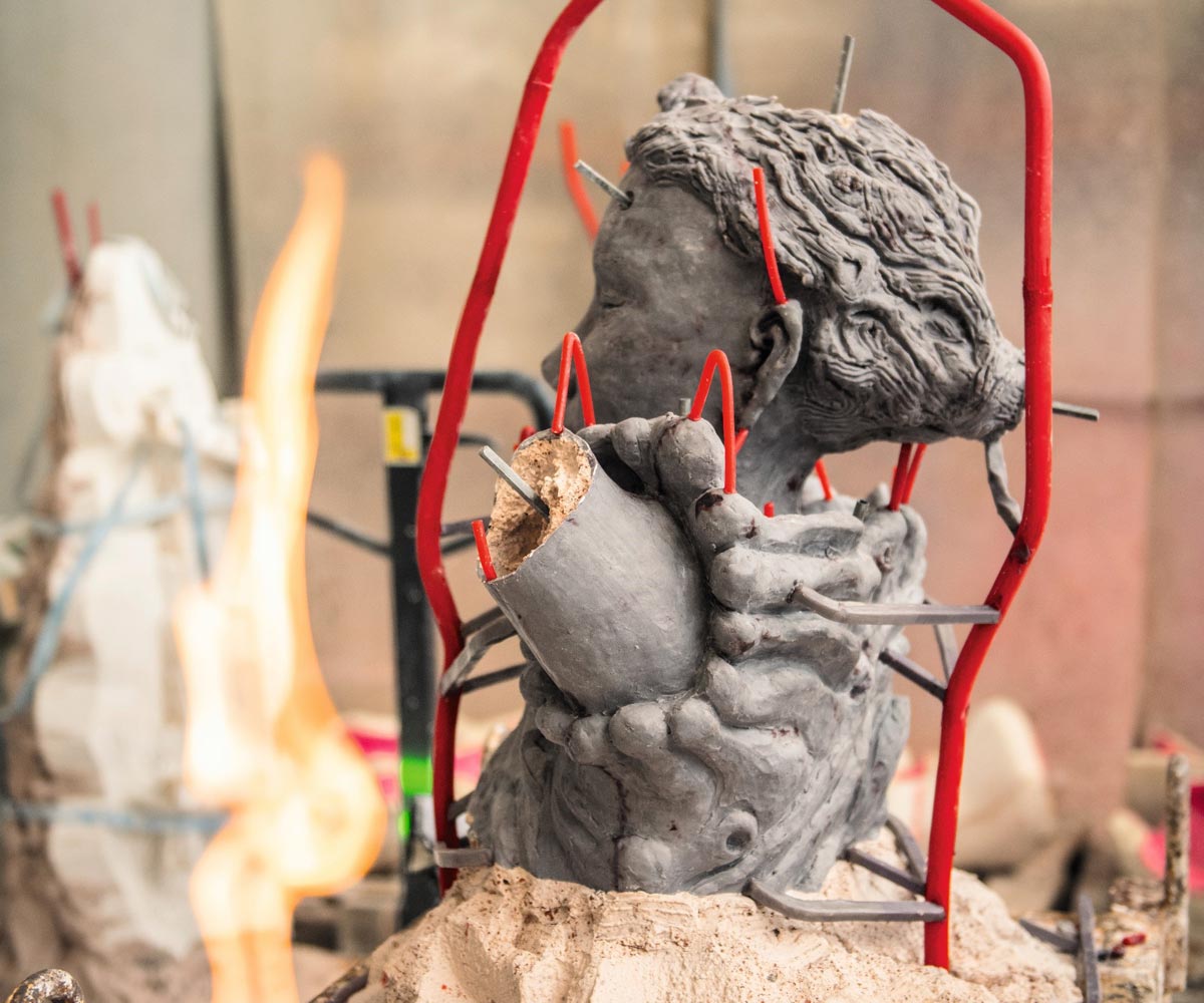 „Wir machen hier das Gegenteil von NFTs" Skulptur aus Beton und Stahl