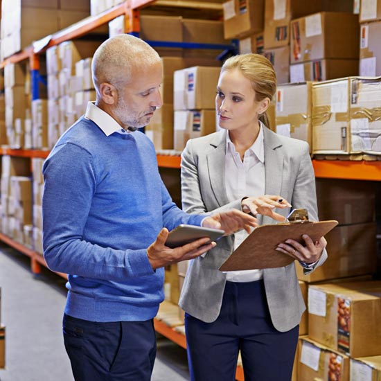Lieferkettengesetz: Was kommt auf die Unternehmen zu? Zwei Arbeiter stehen vor Containern und unterhalten sich