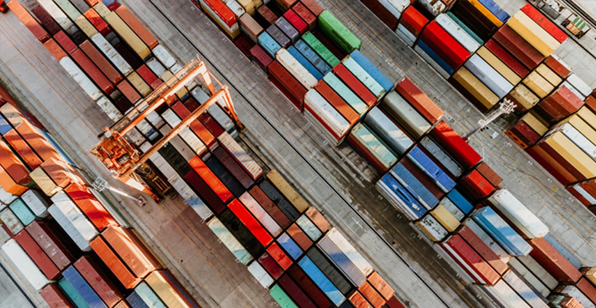 Das Lieferkettengesetz Blick von oben auf eine Reihe Container